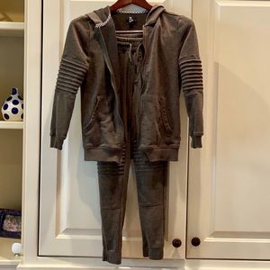 EUC green boy’s jogger set size 8-10 (moto detail)